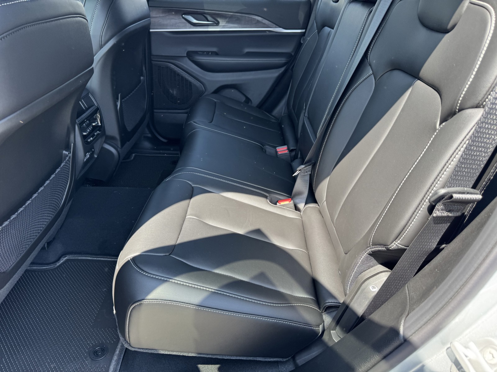 2025 Jeep Grand Cherokee Limited photo 9