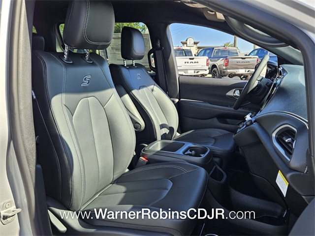 2026 Chrysler Pacifica photo 14