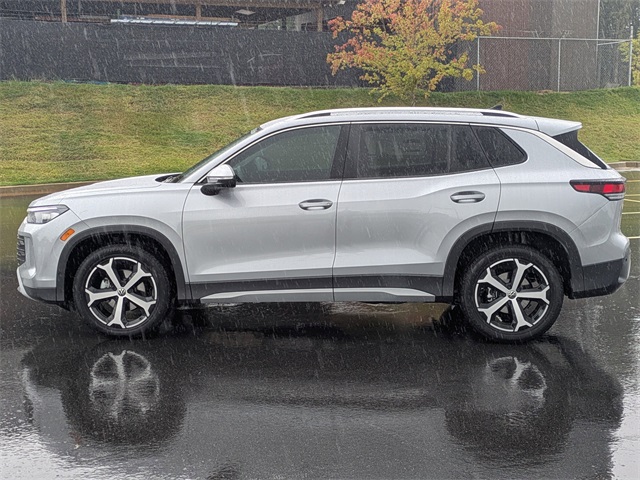 2025 Volkswagen Tiguan SE photo 3