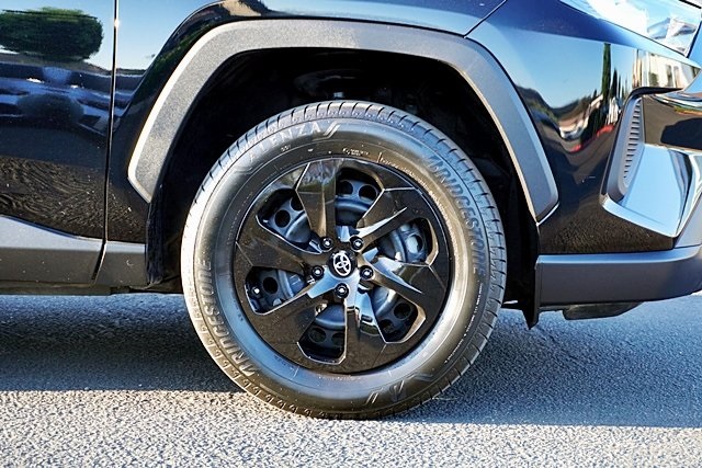 2022 Toyota RAV4 LE photo 7