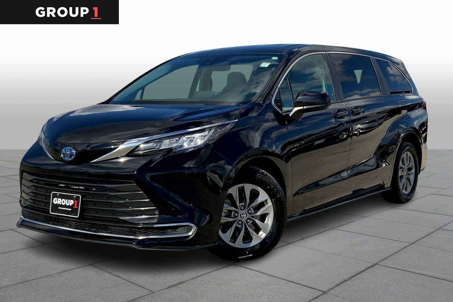 2022 Toyota Sienna LE's photo