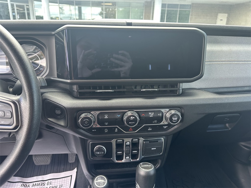 2024 Jeep Gladiator photo 16