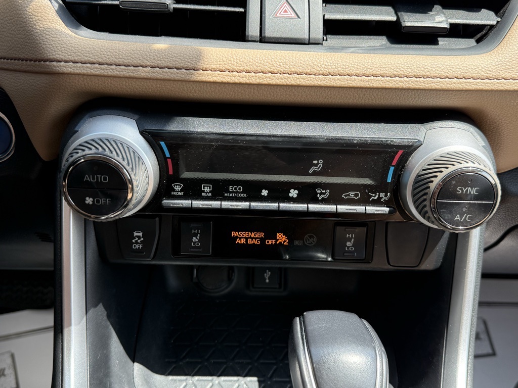 2020 Toyota RAV4 Hybrid XLE photo 23