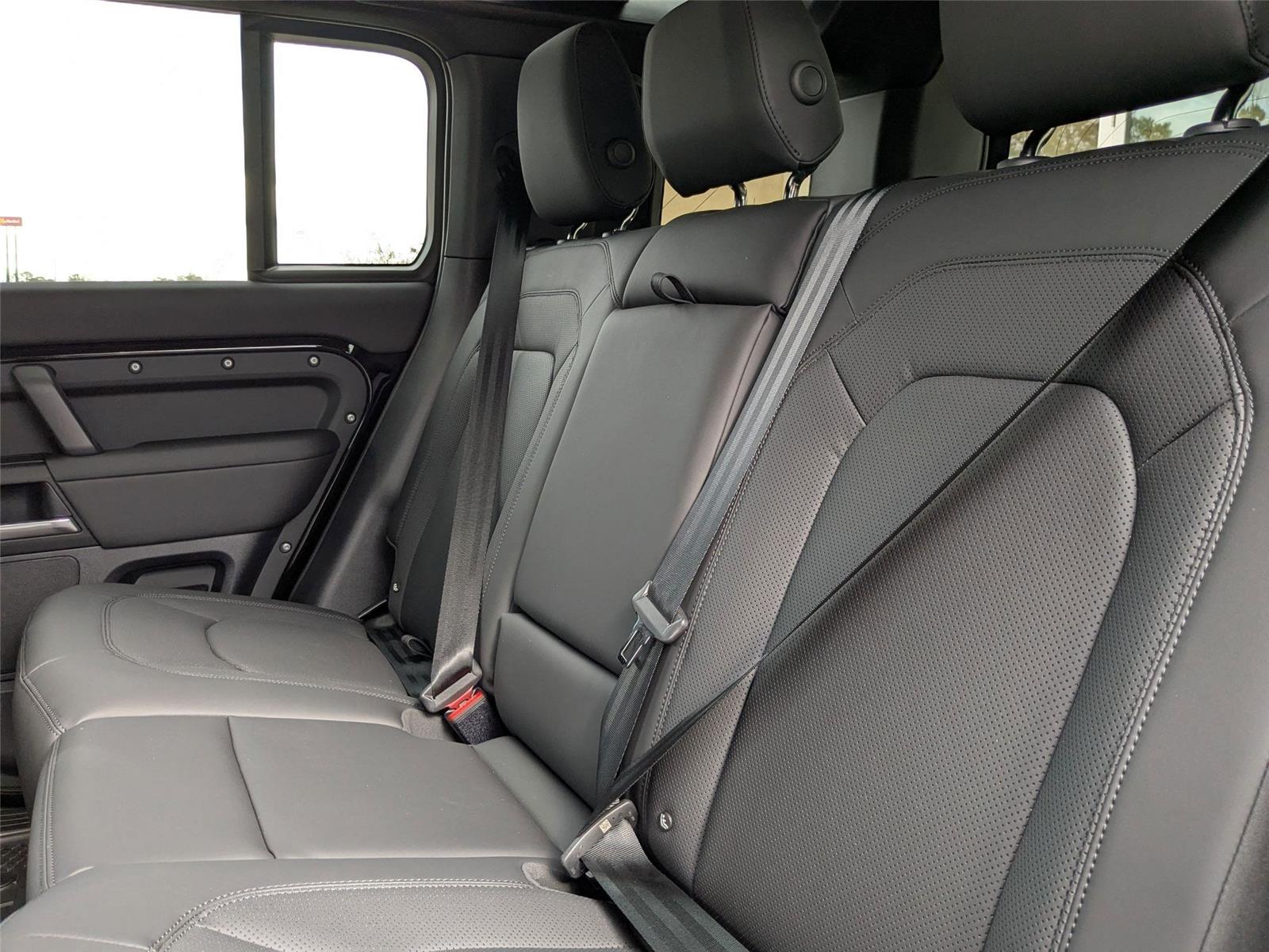 2025 Land Rover Defender 110 X-Dynamic SE photo 29