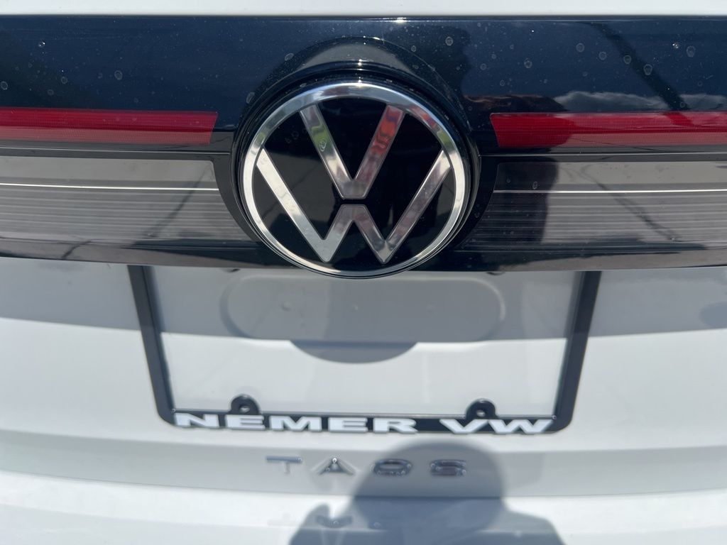 2025 Volkswagen Taos SE photo 8