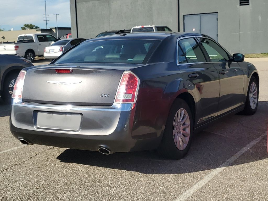 2013 Chrysler 300 Touring photo 4