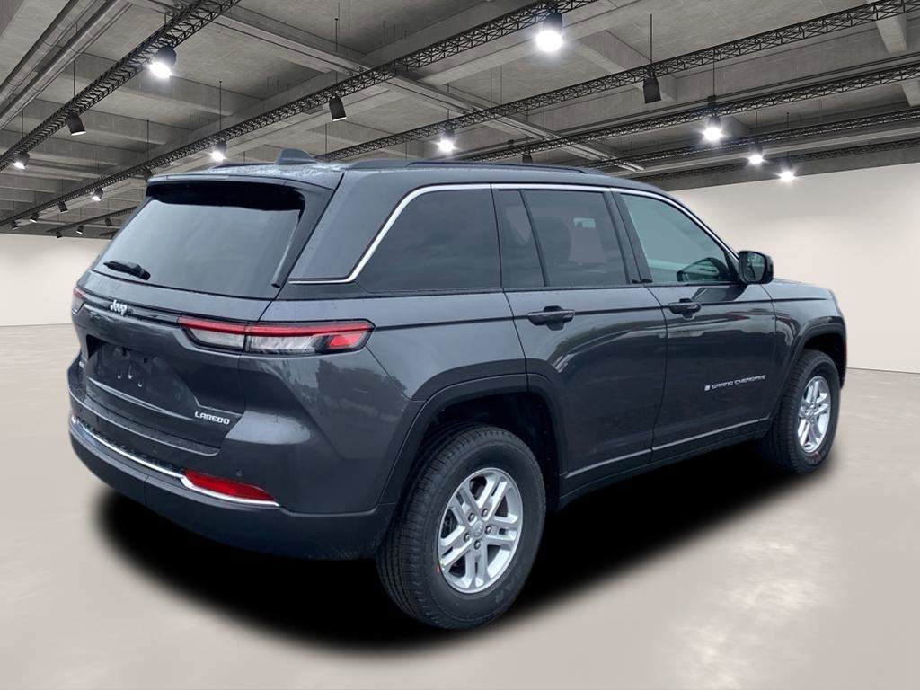 2025 Jeep Grand Cherokee Laredo photo 4