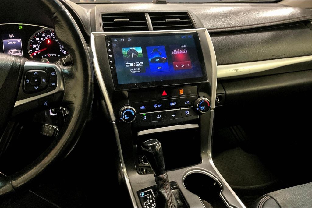 2015 Toyota Camry XLE photo 3