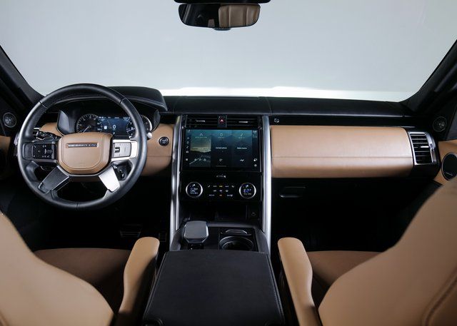 2023 Land Rover Discovery Metropolitan Edition photo 4