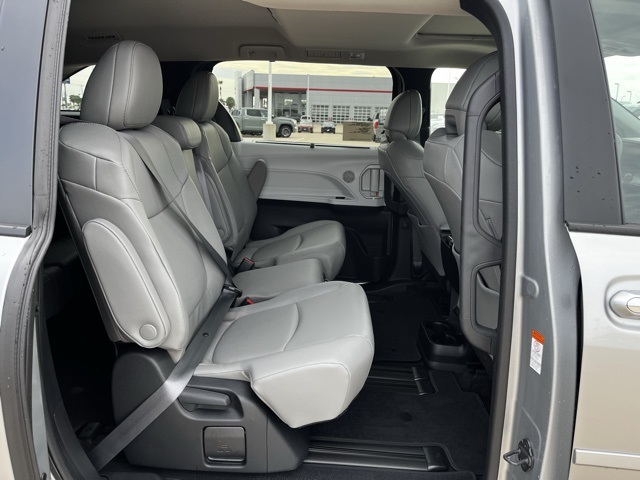 2025 Toyota Sienna XLE photo 17