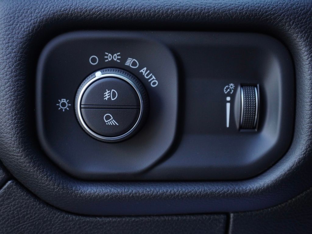 New 2026 Diamond Black Crystal Pearl-Coat Exterior Paint RAM Big Horn Sport Appearance Edition image 12