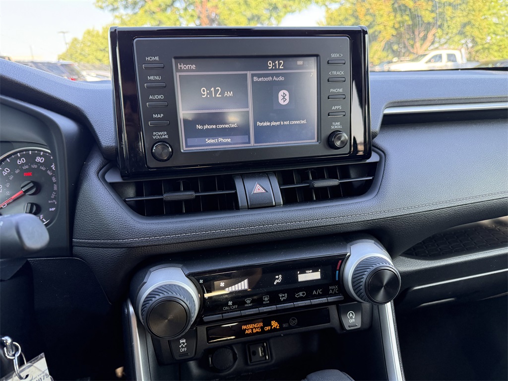 2019 Toyota RAV4 LE photo 3