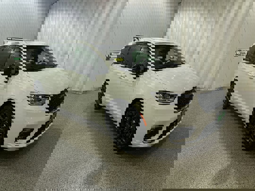 2026 Chrysler Pacifica Select's photo