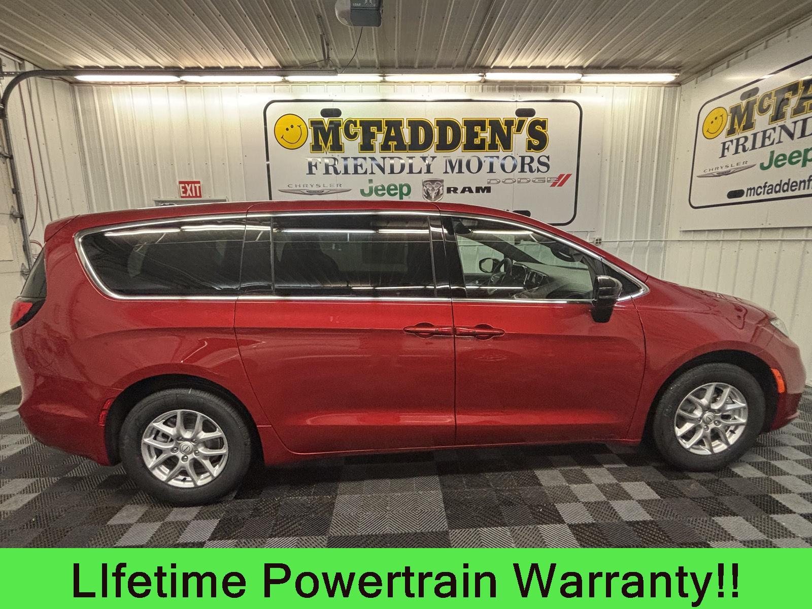 2026 Chrysler Pacifica Select's photo