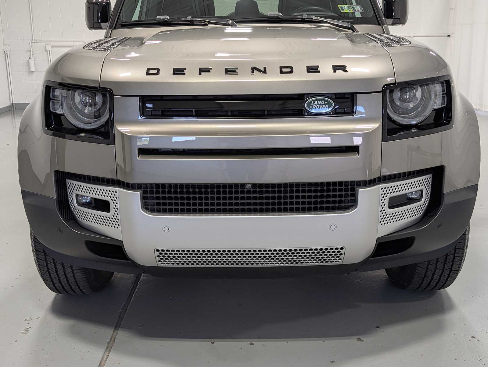 2024 Land Rover Defender S photo 2