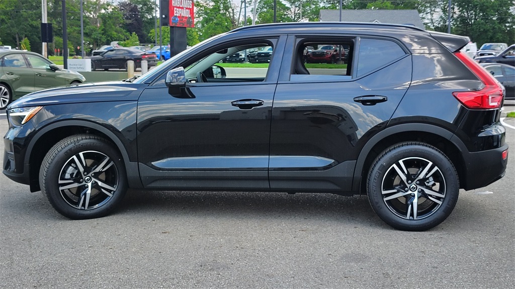 2026 Volvo XC40 Core photo 4