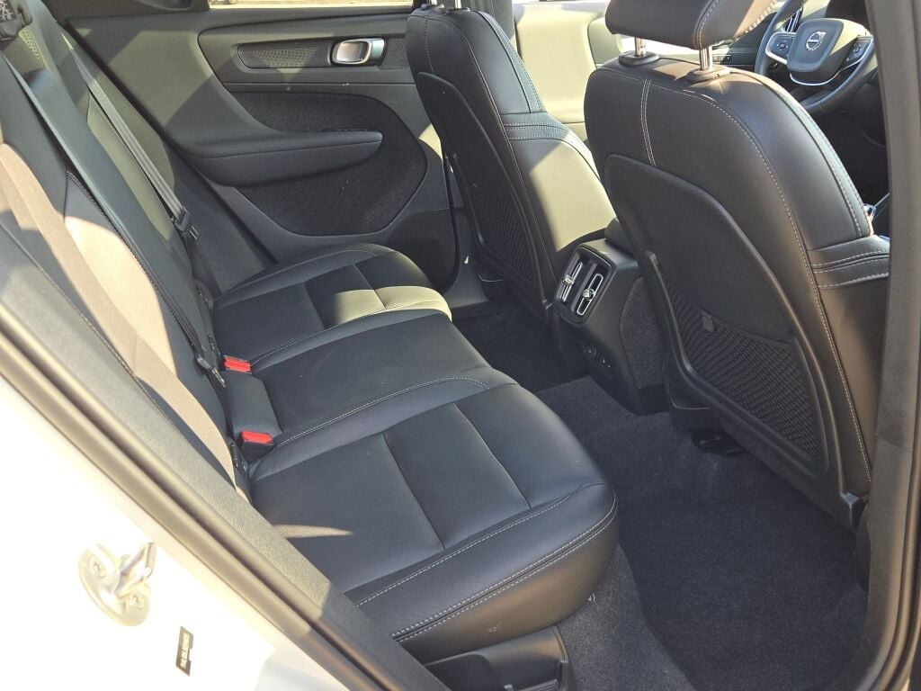 2024 Volvo XC40 Plus photo 11