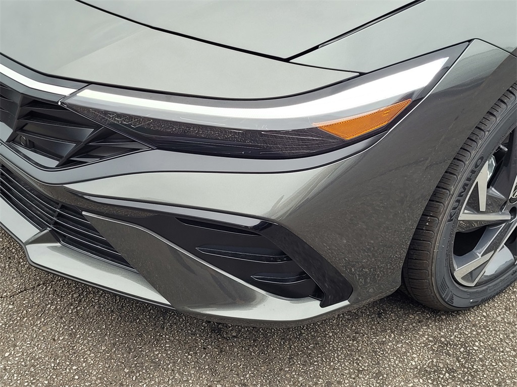 2024 Hyundai Elantra SEL Convenience photo 10