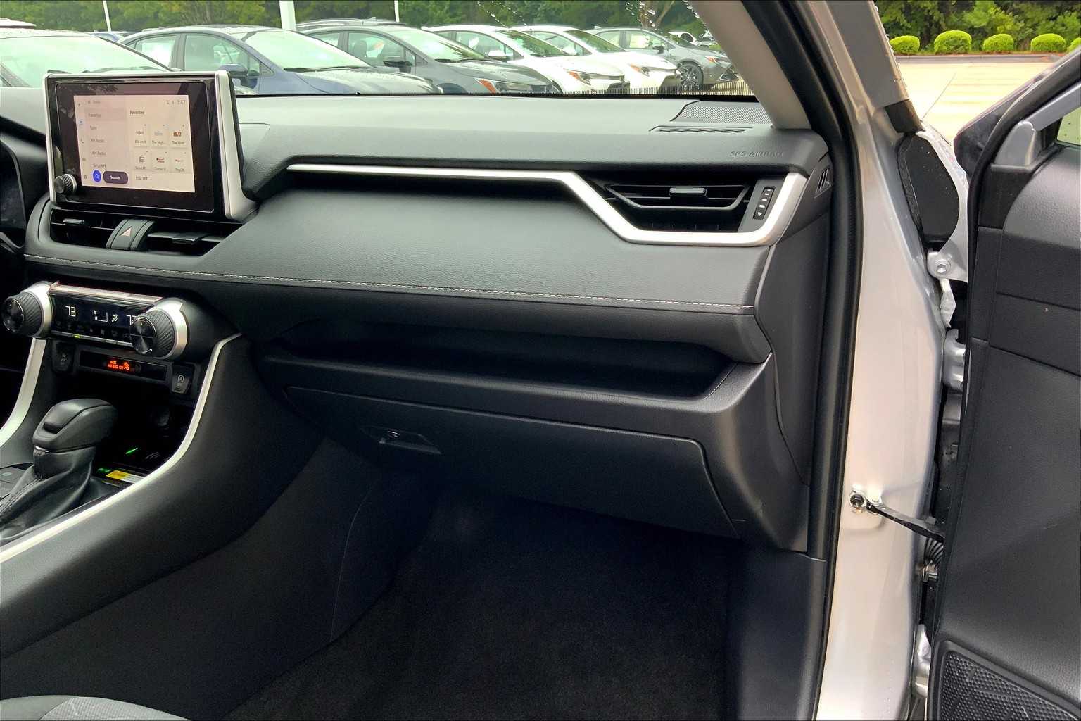 2024 Toyota RAV4 XLE photo 15