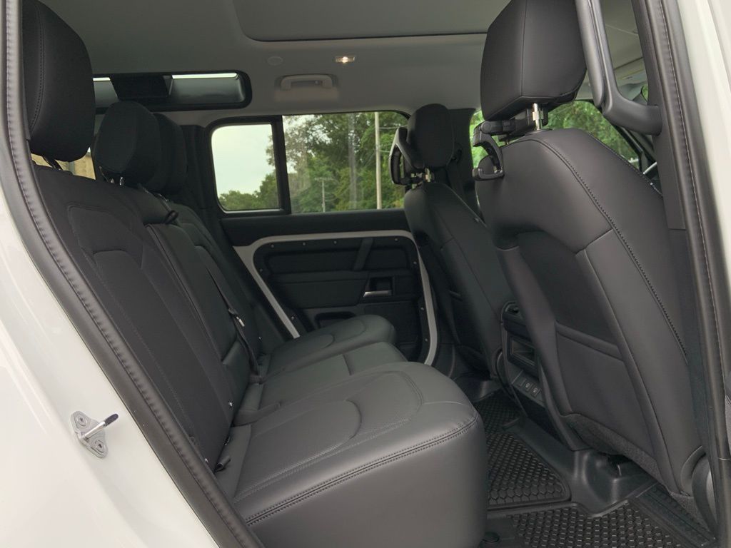 2025 Land Rover Defender 110 S photo 20