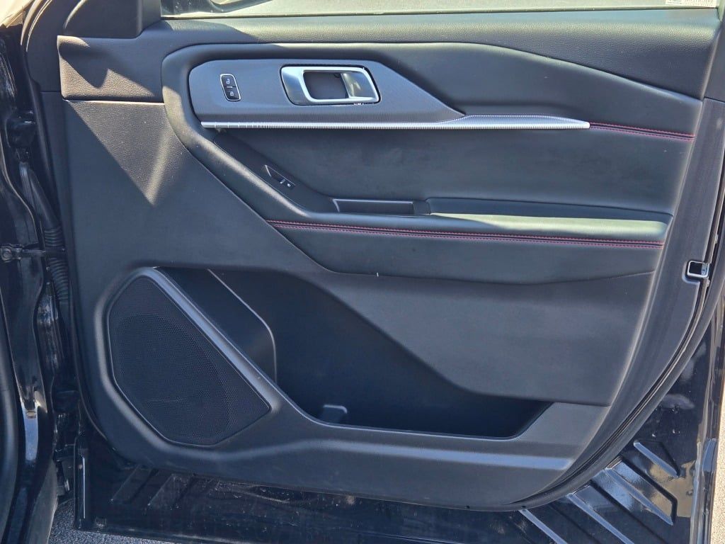 2025 Ford Explorer ST-Line photo 2