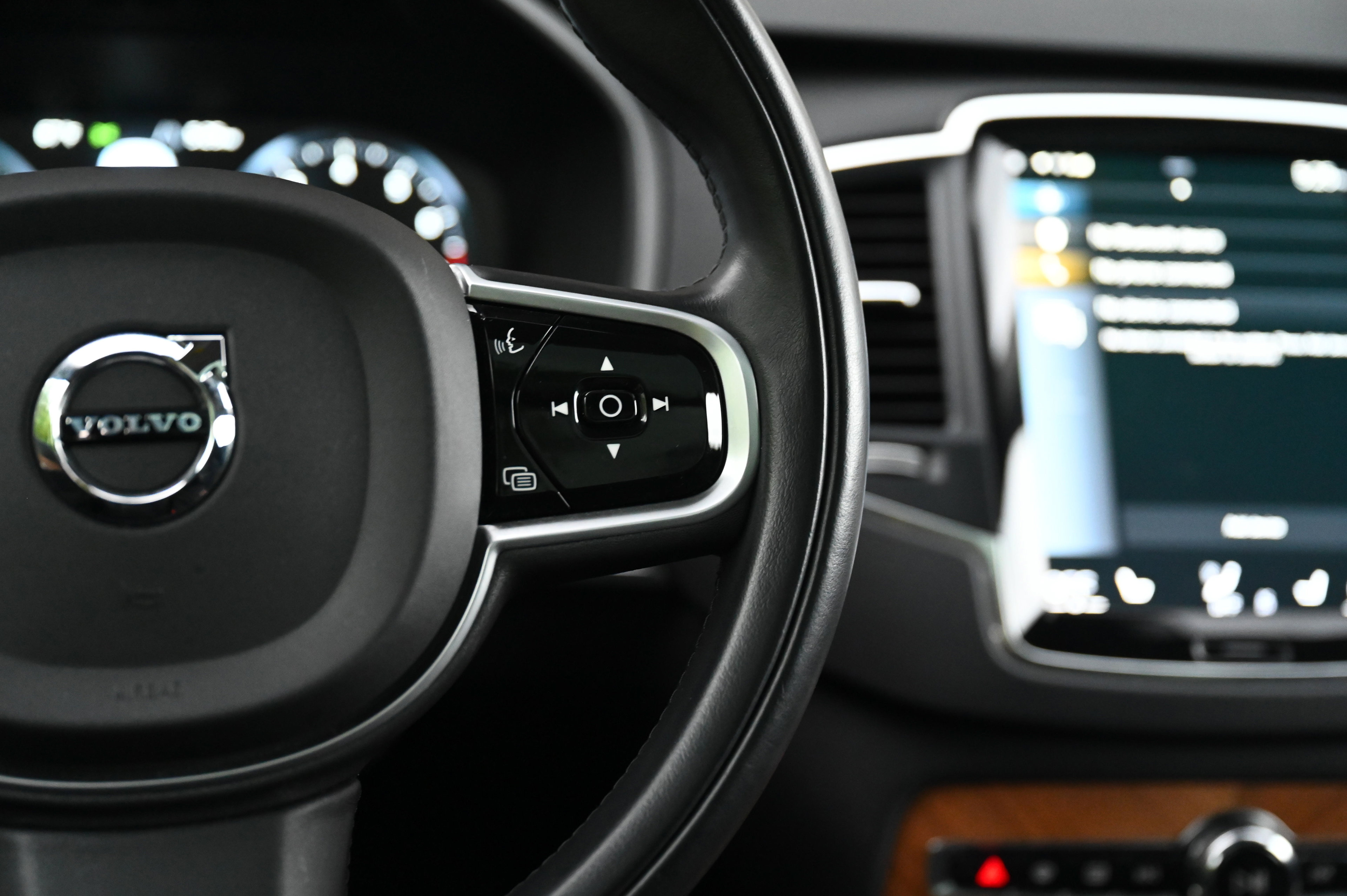 2022 Volvo XC90 T6 Momentum photo 35