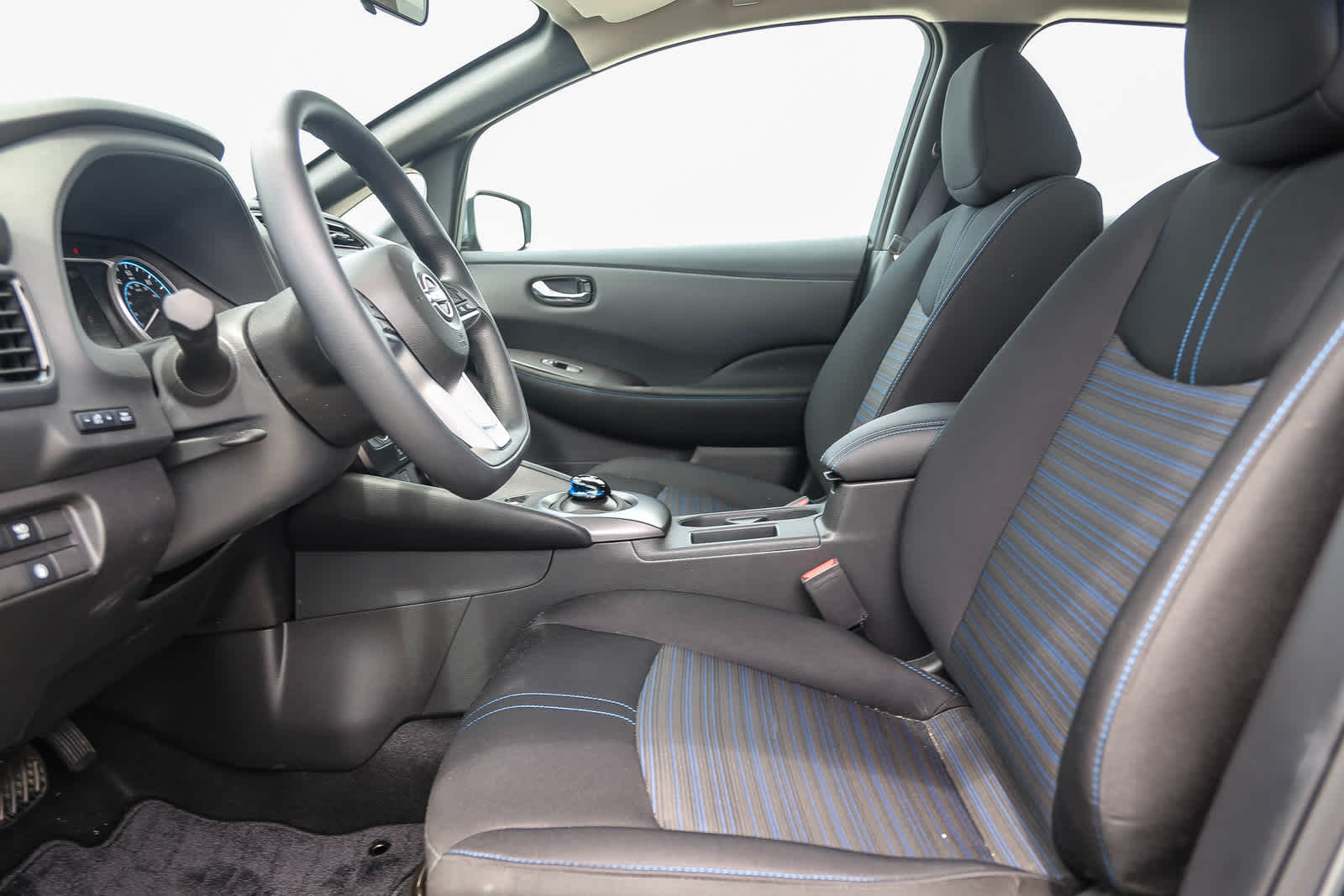 2025 Nissan Leaf S photo 19