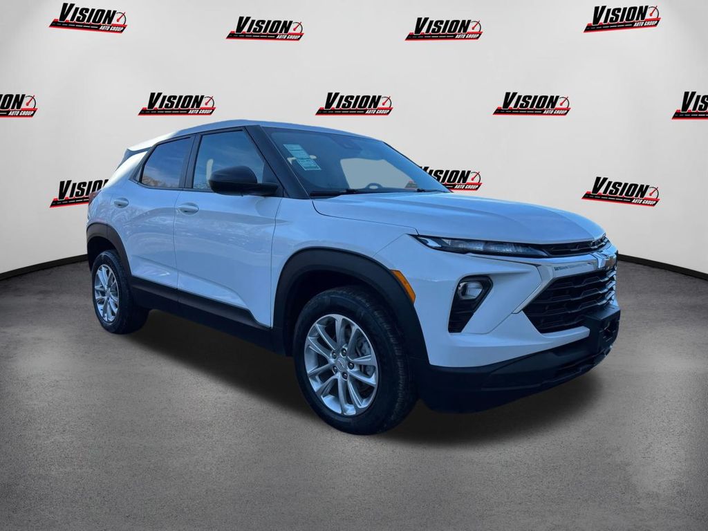 2024 Chevrolet Trailblazer LS photo 3