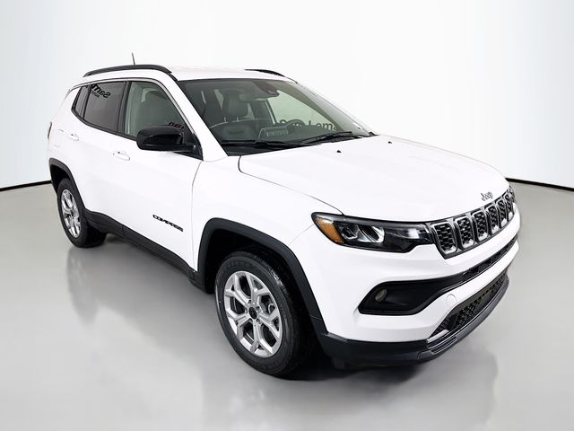 New 2025 Bright White Clear-Coat Exterior Paint Jeep Latitude image 1