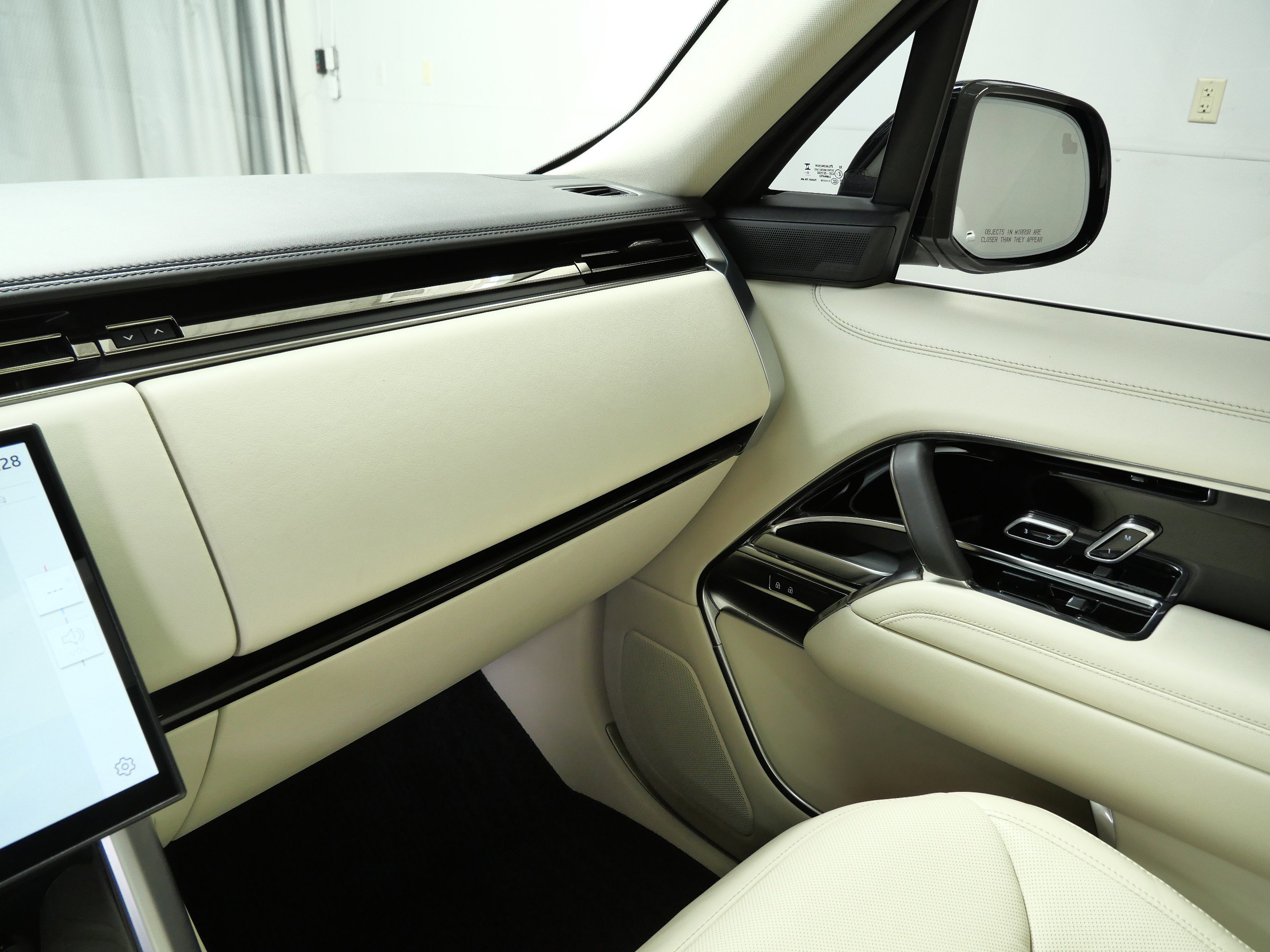 2024 Land Rover Range Rover SE photo 17