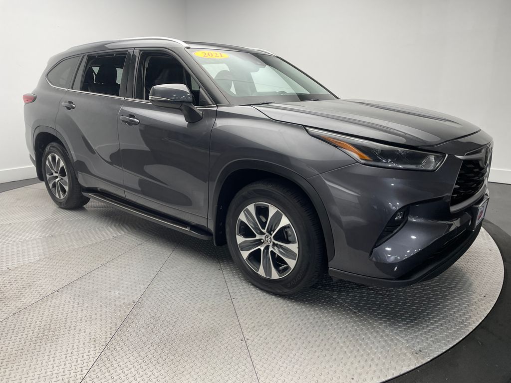 2021 Toyota Highlander XLE photo 3