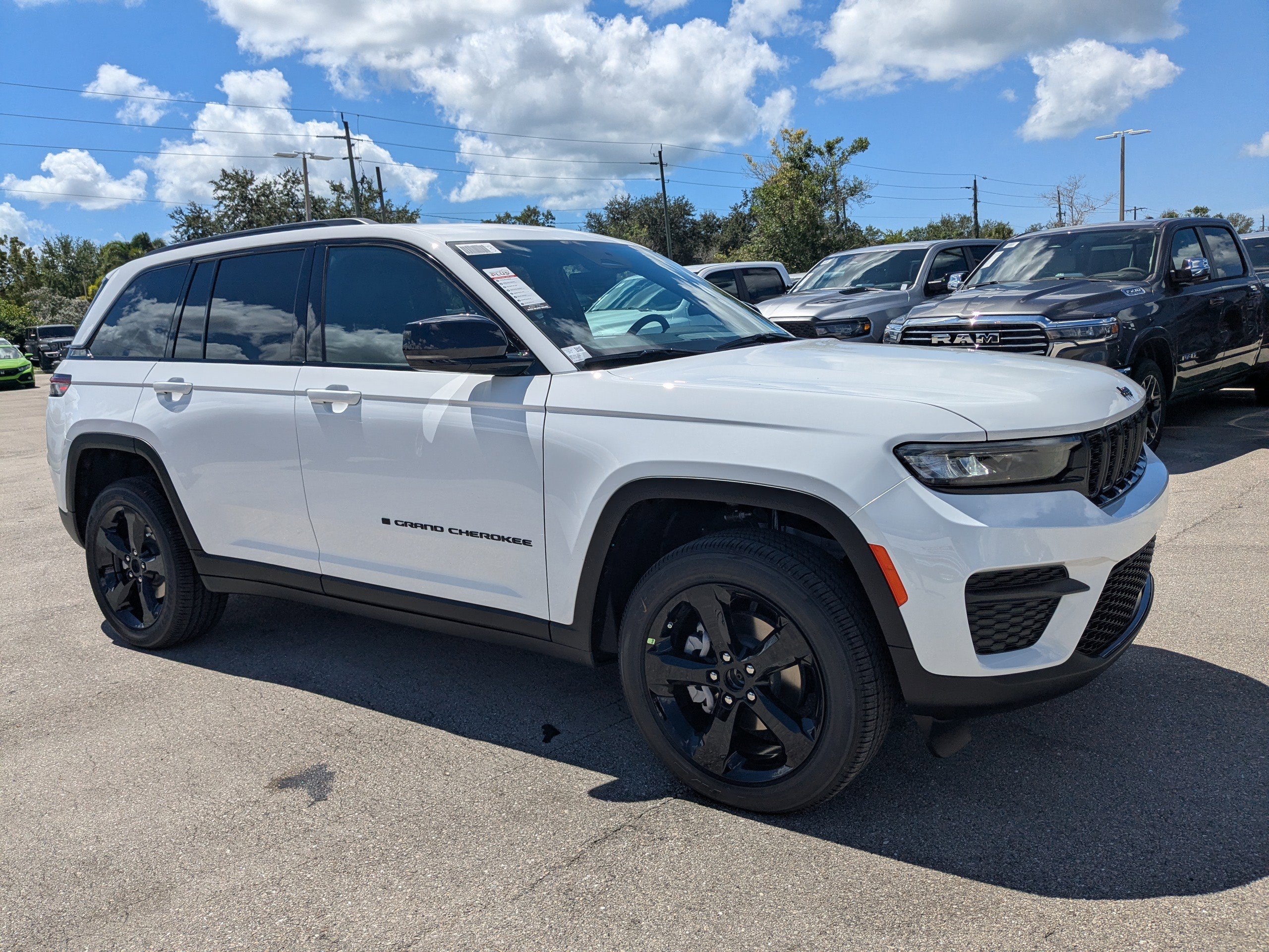 2025 Jeep Grand Cherokee Laredo Altitude photo 2