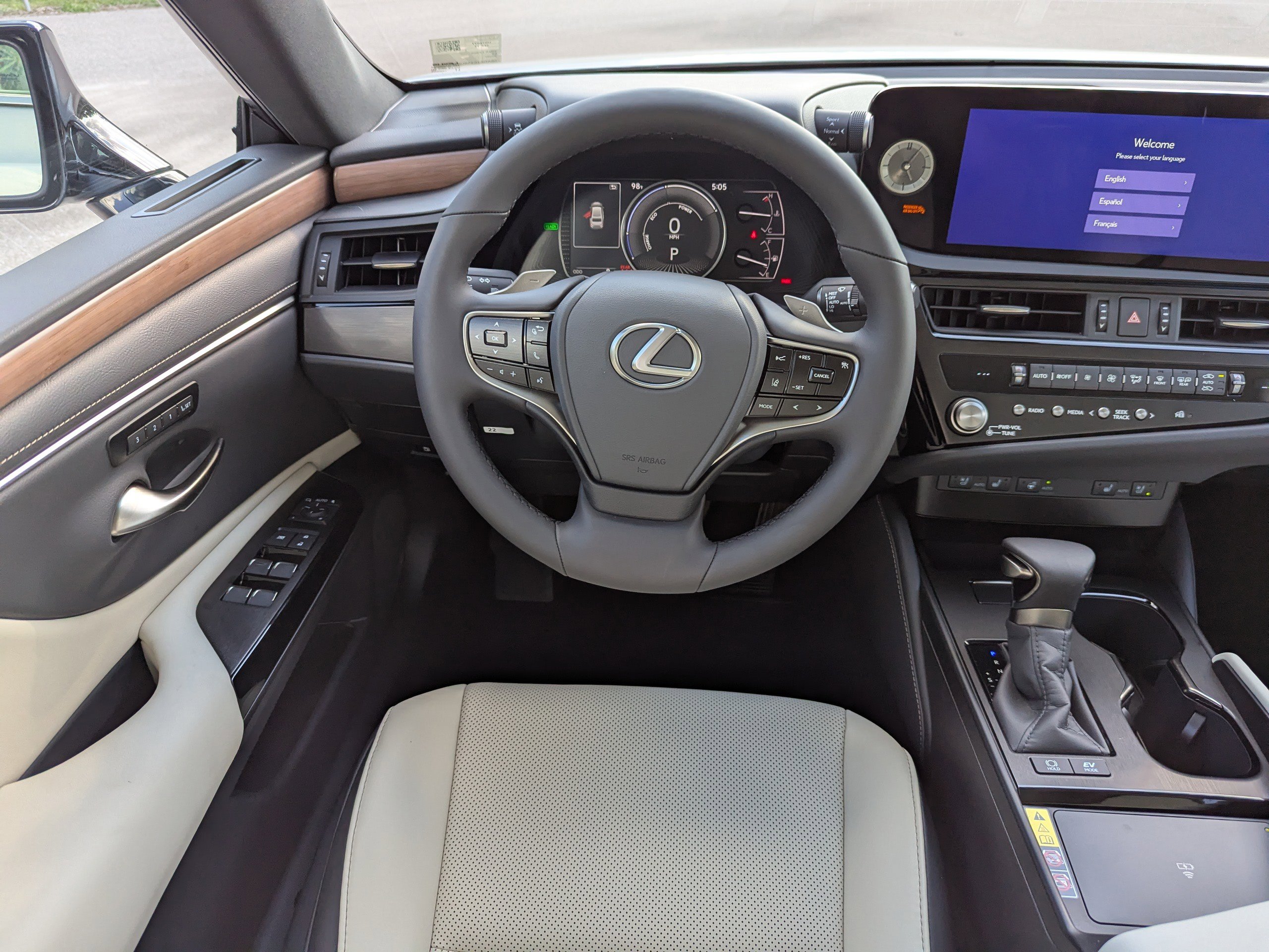 2025 Lexus ES 300h photo 13