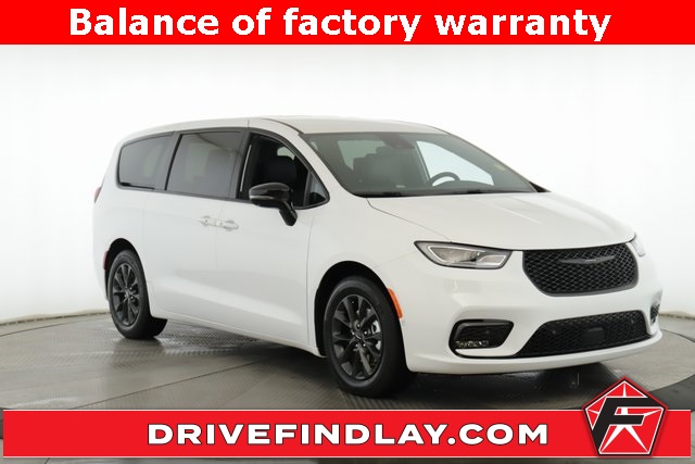 2024 Chrysler Pacifica PHEV Select's photo