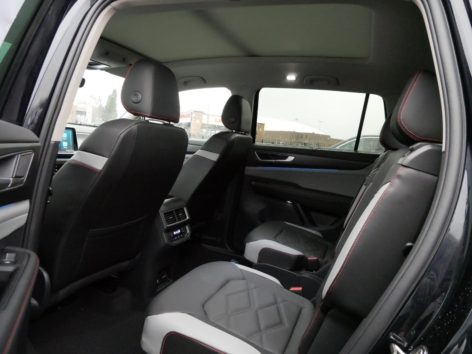 2025 Volkswagen Atlas Peak Edition SE photo 3