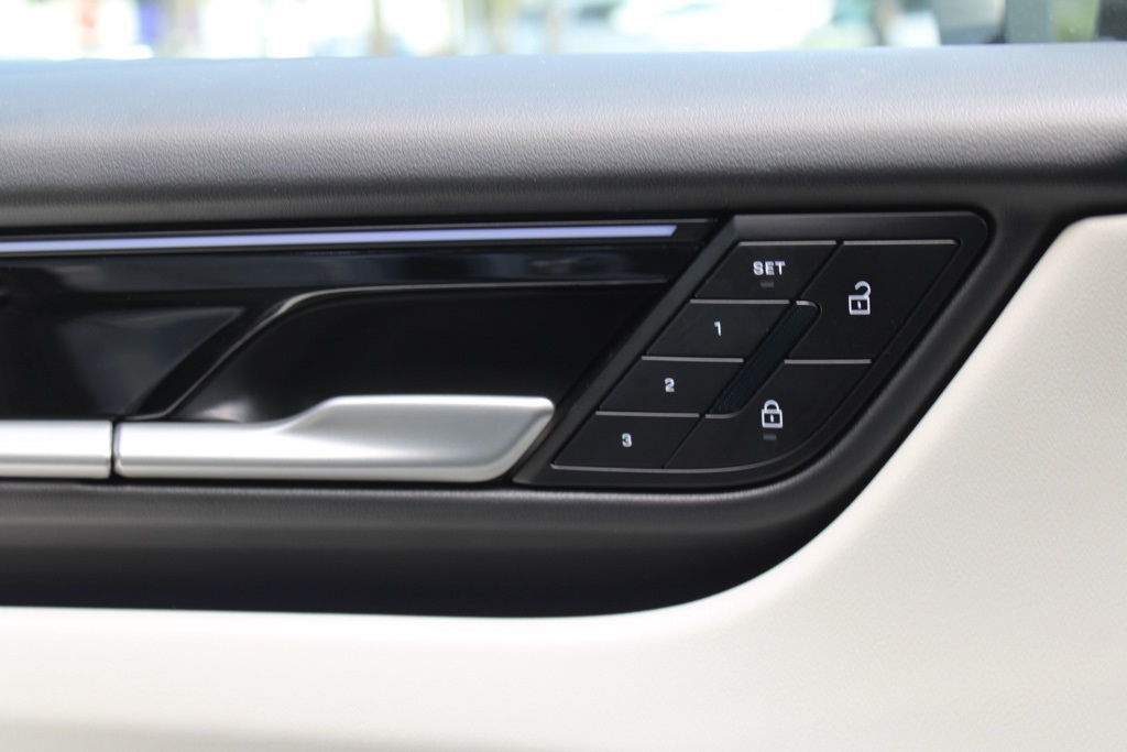 2024 Porsche Macan Electric 4 photo 18