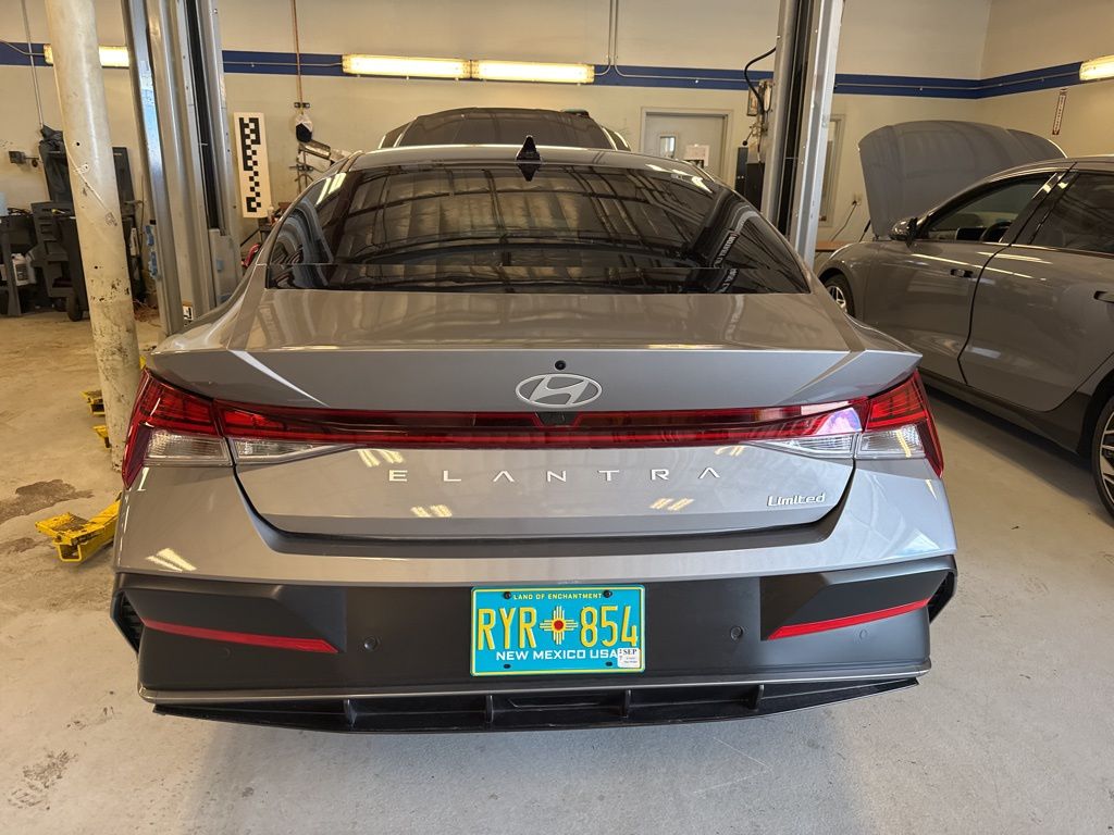 2024 Hyundai Elantra Limited photo 2
