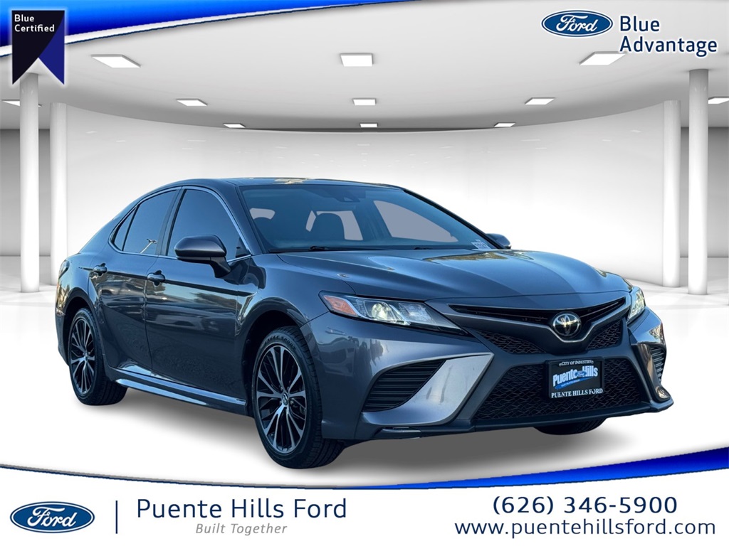 2020 Toyota Camry SE's photo