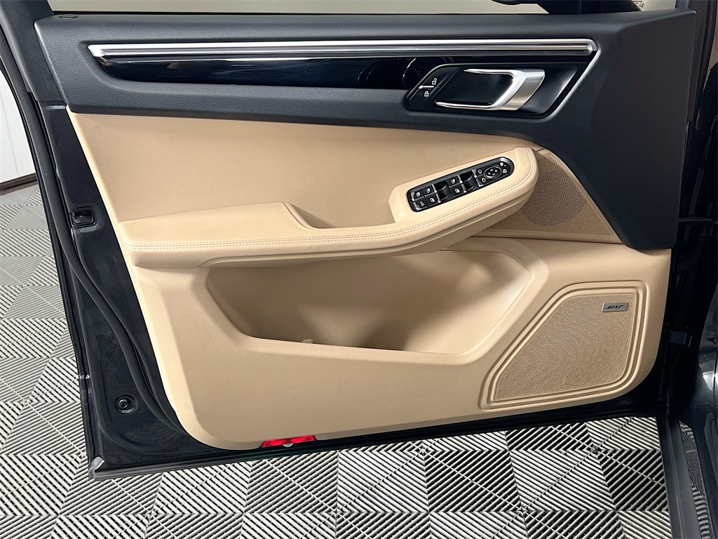 2021 Porsche Macan Base photo 18
