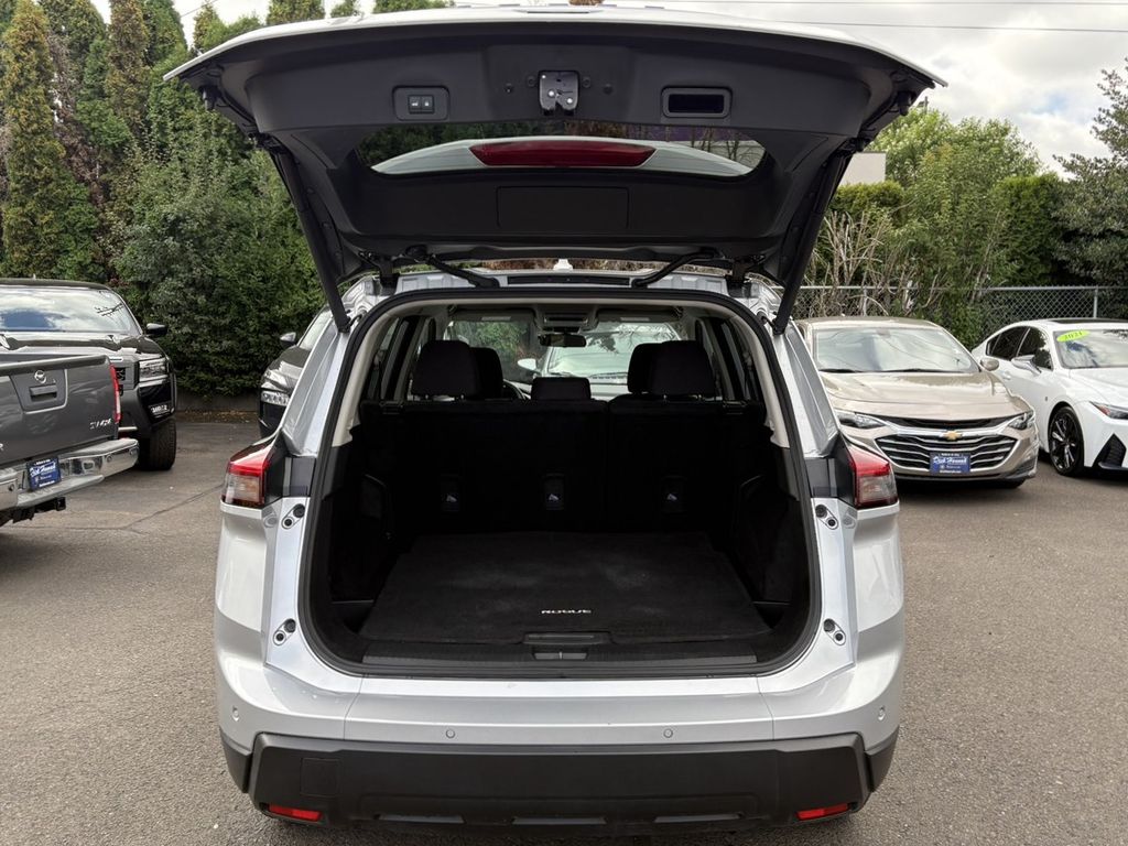 2024 Nissan Rogue SV photo 6
