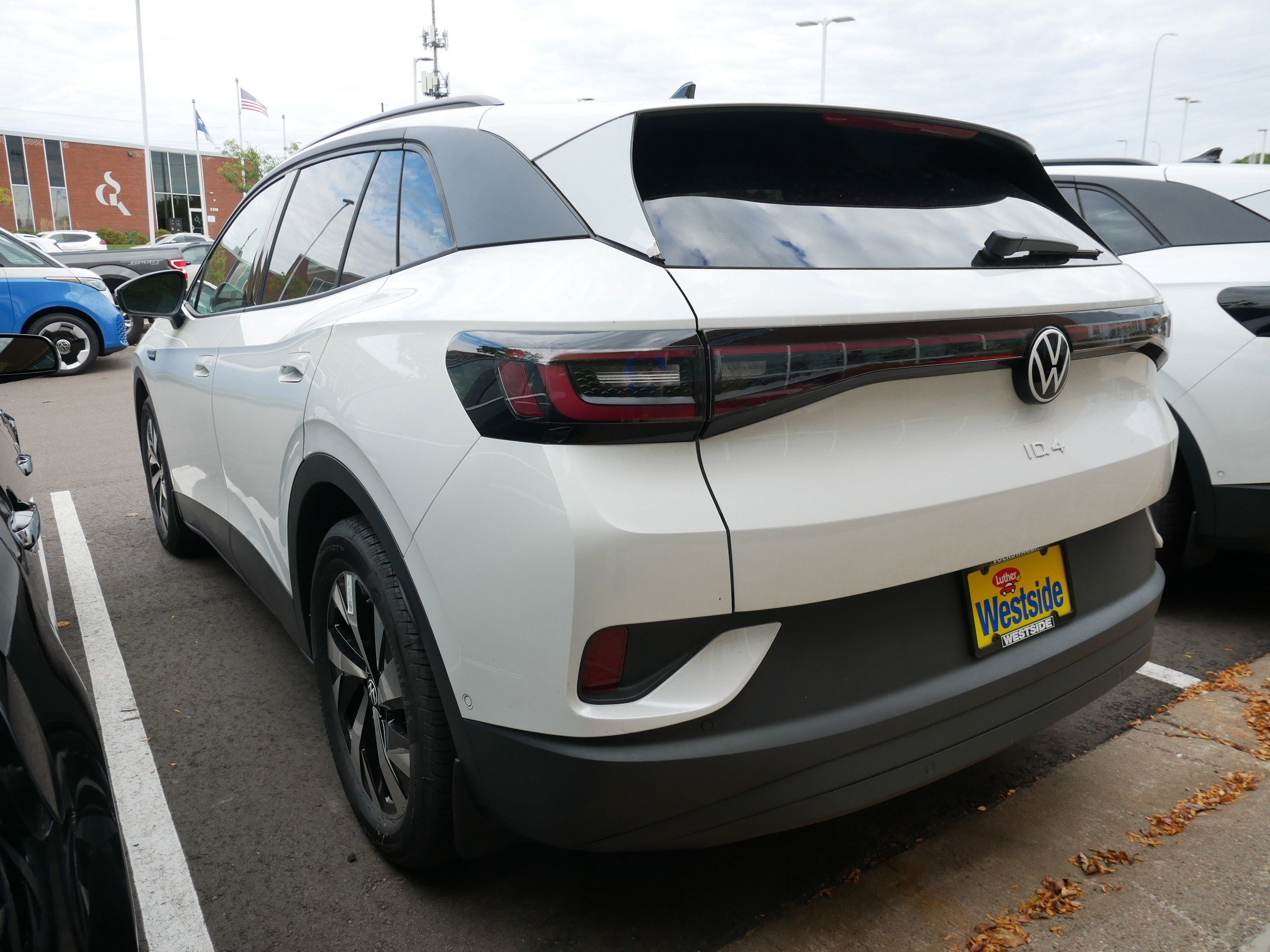 2025 Volkswagen ID.4 Pro photo 2