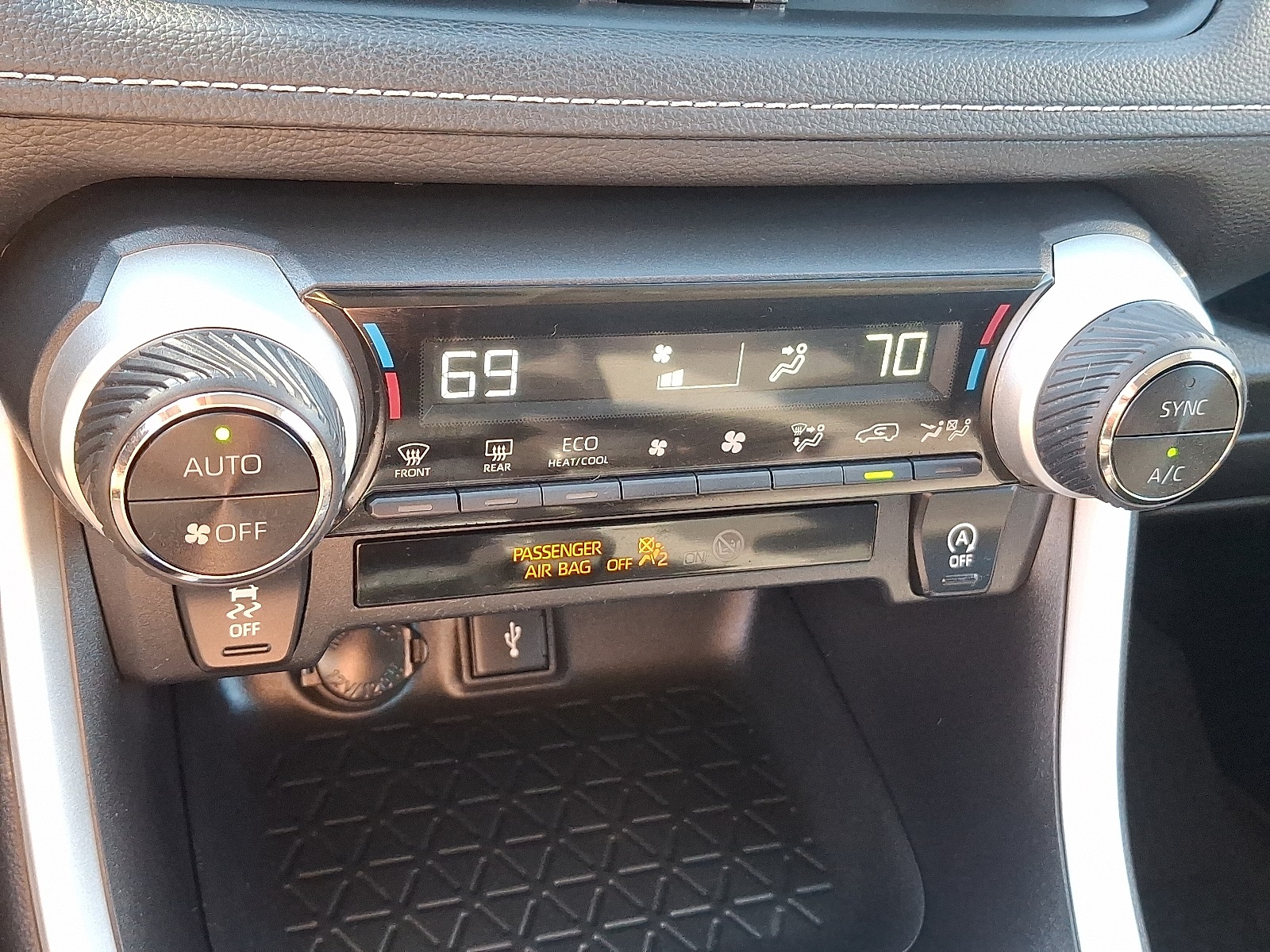2020 Toyota RAV4 XLE photo 15