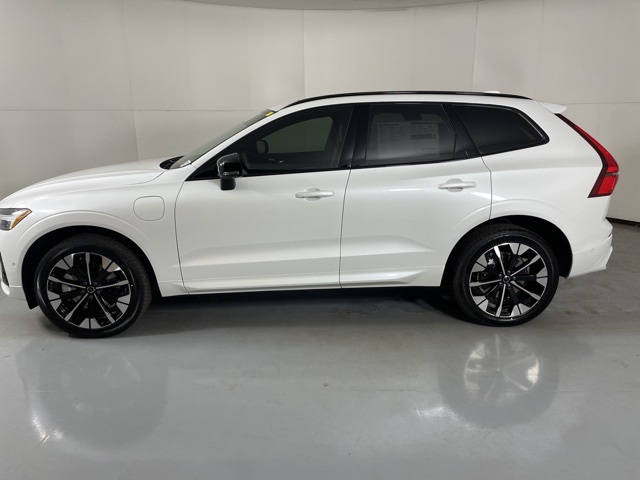 2026 Volvo XC60 T8 photo 4