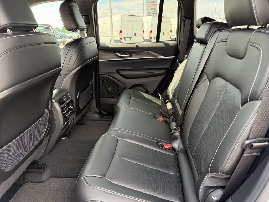 2025 Jeep Grand Cherokee Limited photo 23