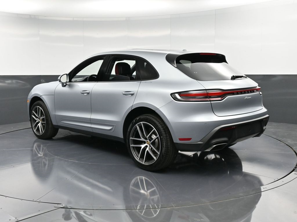 2025 Porsche Macan T photo 2