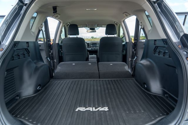 2017 Toyota RAV4 LE photo 11