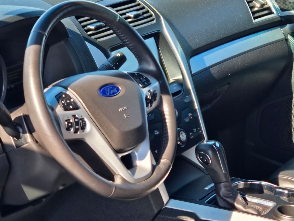 2015 Ford Explorer XLT photo 23