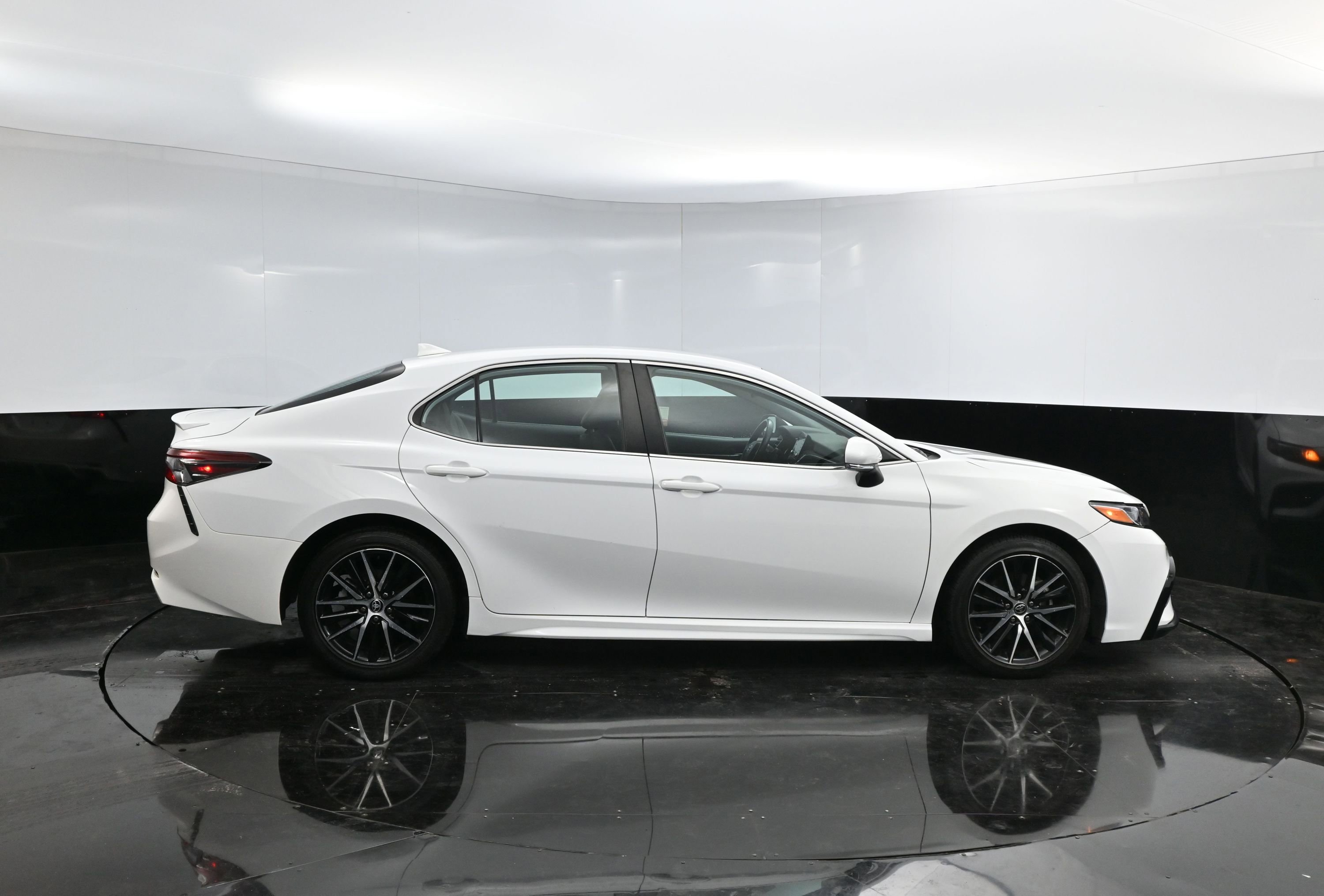 2022 Toyota Camry SE photo 4