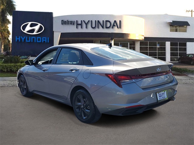 2022 Hyundai Elantra SEL photo 3