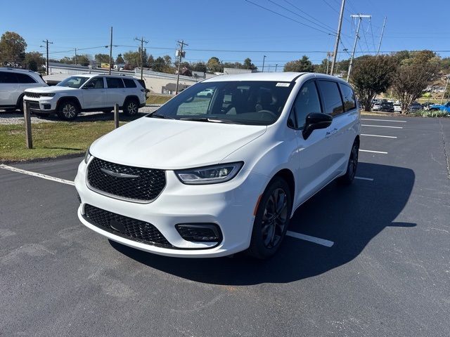 2026 Chrysler Pacifica photo 2